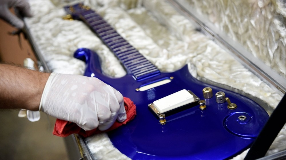 Prinsin gitarası 1 milyona satılacaq - FOTO