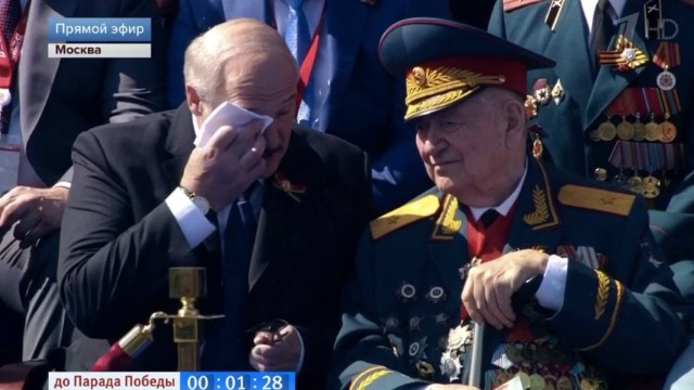 Lukaşenko müharibə veteranının qarşısında belə ağladı - VİDEO