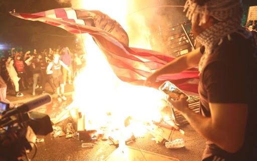 Ağ Evin qarşısında ABŞ bayrağı yandırıldı FOTO+VİDEO