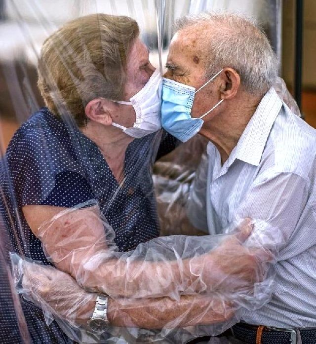 Koronavirusun ayırdığı yaşlı cütlük 102 gün sonra belə qovuşdu - FOTO