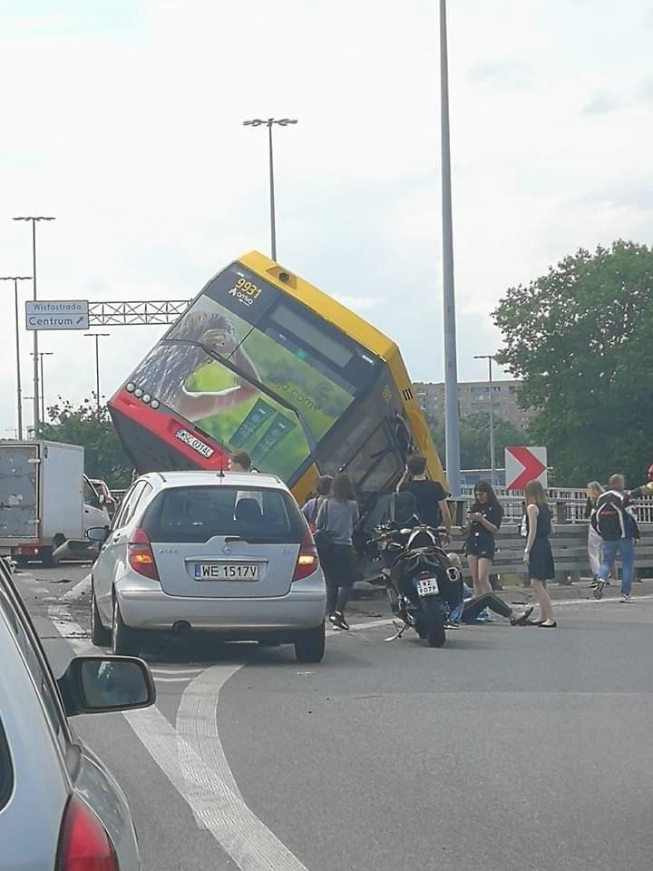 Polşada sərnişin avtobusu körpüdən aşdı  - FOTO
