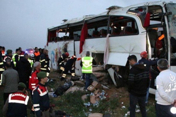 Türkiyədə mikroavtobus qəzaya uğradı, ölən və yaralananlar var