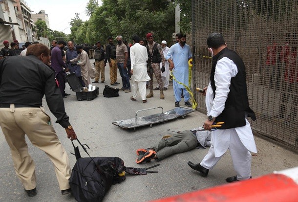 Pakistanda fond birjasına hücum edildi – Xeyli ölən var + FOTO