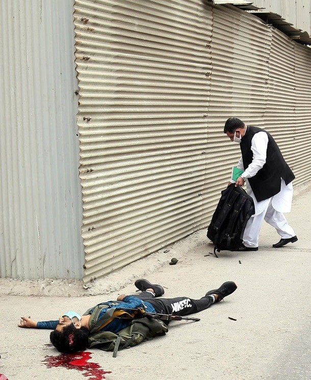 Pakistanda fond birjasına hücum edildi – Xeyli ölən var + FOTO