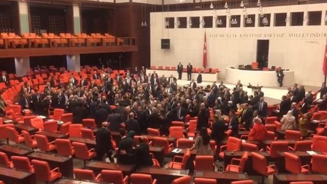 9 deputat koronavirusa yoluxdu - Türkiyədə