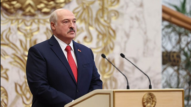 “Ətrafa az boylan” – Lukaşenko istefasını istəyən Makrona cavab verdi