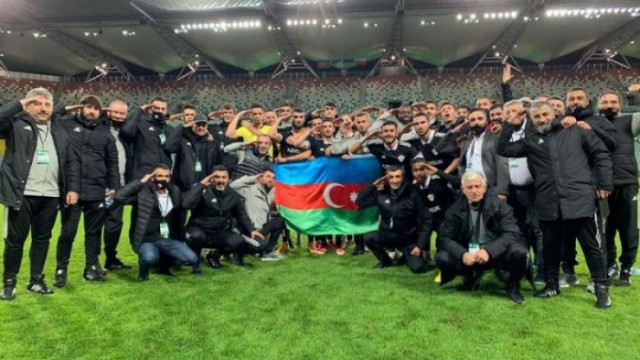 "Qarabağ" Polşa zəfərini əsgər salamı ilə qeyd etdi - FOTO