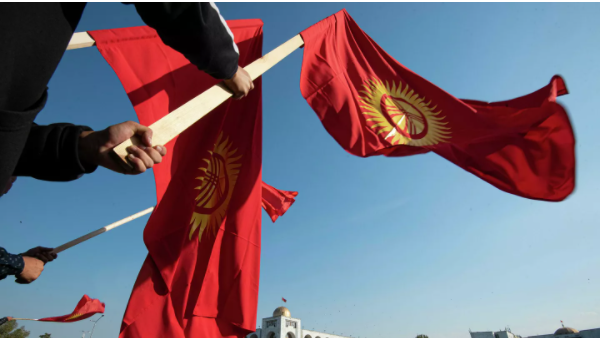 DİN-nə hücum, istefalar, eks-prezidentin azad edilməsi – Qırğızıstanda nə baş verir? (VİDEO) 