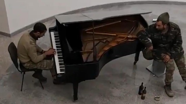 Hərbiçimiz Şuşada Üzeyir Hacıbəyovun ev-muzeyində pianoda ifa etdi - Video