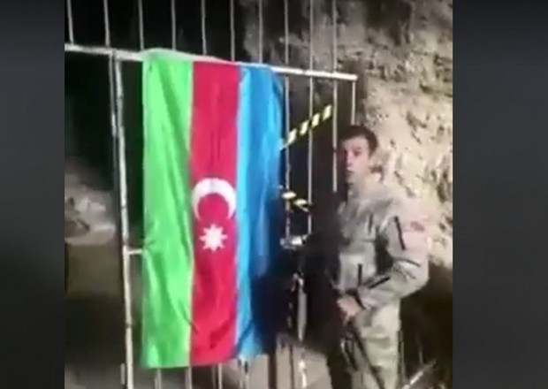 Azərbaycan əsgəri bayrağımızı Azıx mağarasına asdı  - VİDEO