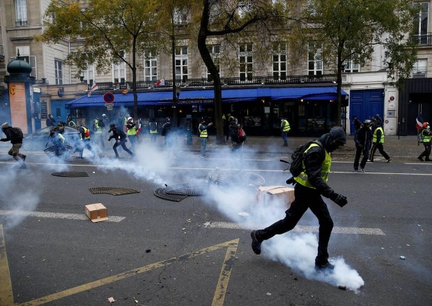 Fransada polis gözyaşardıcı qaz və su şırnaqlarından istifadə etdi 