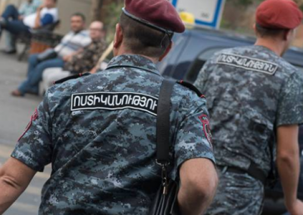Ermənistanda polis ictimai fəalların evinə basqın etdi