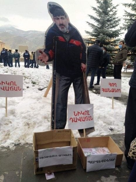 Ermənistanda etirazçılar Paşinyanın maketini düzəltdi - FOTO