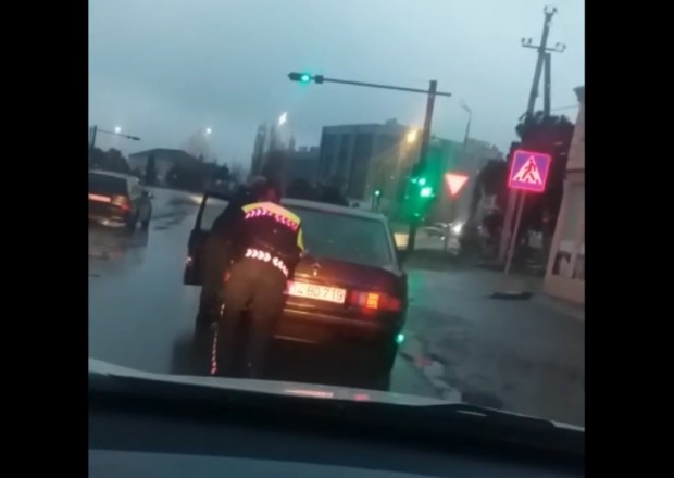 Polis yolda qalan sürücüyə belə kömək etdi - VİDEO