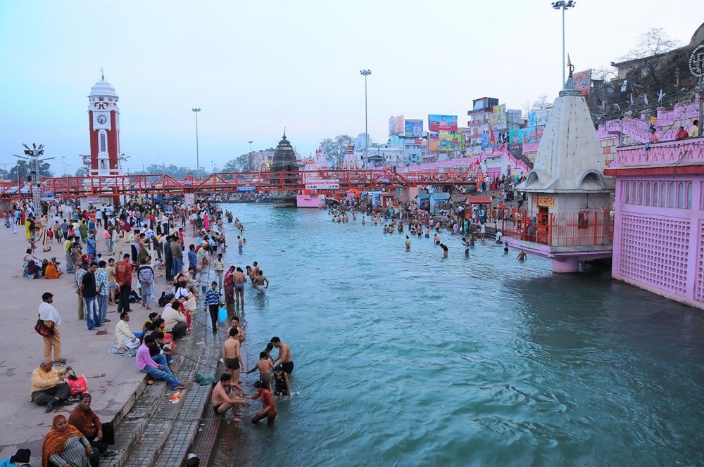 Yüz minlərlə hindistanlı dini festivalda - Virusu heçə saydılar (FOTOLAR)