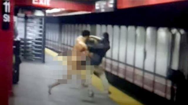 Metroda çılpaq rəqs etməsi ölümünə səbəb oldu - VİDEO