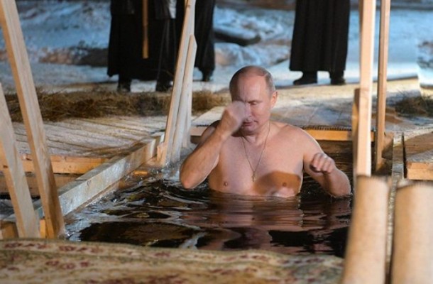 Putin bu səbəblə buzlu suya girdi - FOTO
