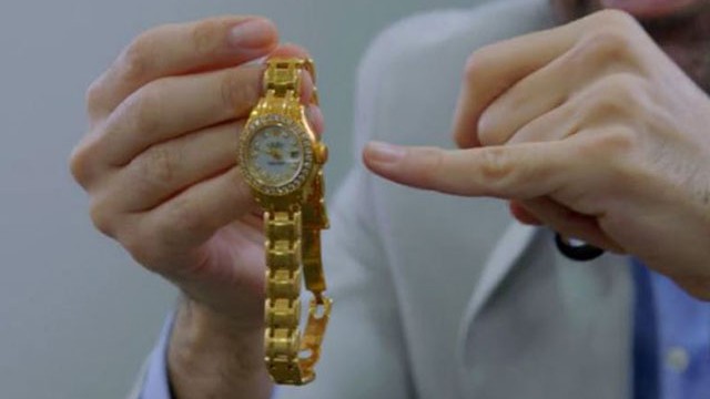 Qadının aldığı imitasiya saatı "əsl" qızıl çıxdı - FOTO