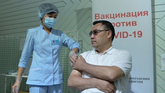 Qırğızıstan prezidenti də vaksin vurdurdu 