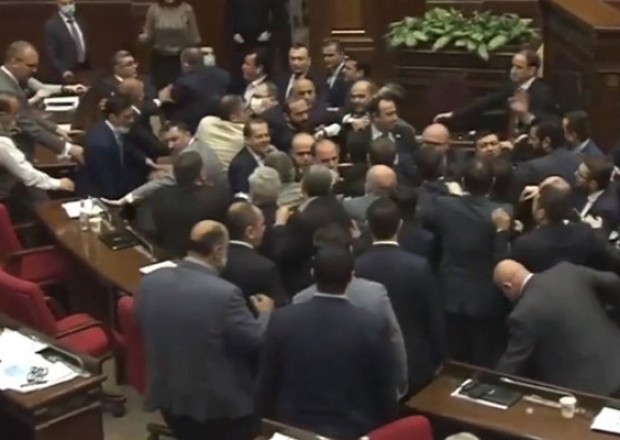 Ermənistan parlamentində İNSİDENT - VİDEO