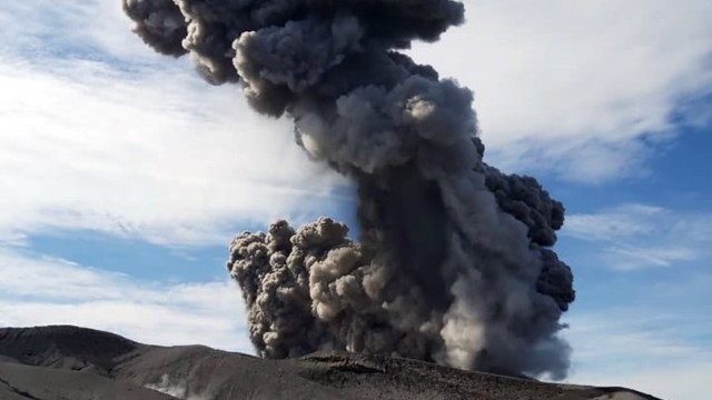 Rusiyada vulkan püskürdü - VİDEO