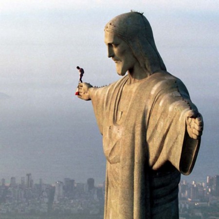 İsa Məsih heykəlinə çıxan fransızlar saxlanıldı - FOTO
