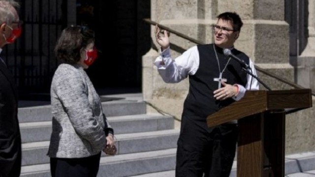 ABŞ-da ilk dəfə olaraq transseksual yepiskop oldu