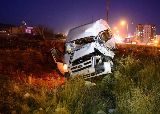 Türkiyədə mikroavtobus qəzaya uğrayıb,yaralananlar var
