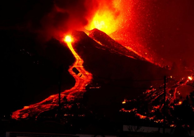 İspaniyada püskürən vulkanın lavaları 462 eviyandırdı