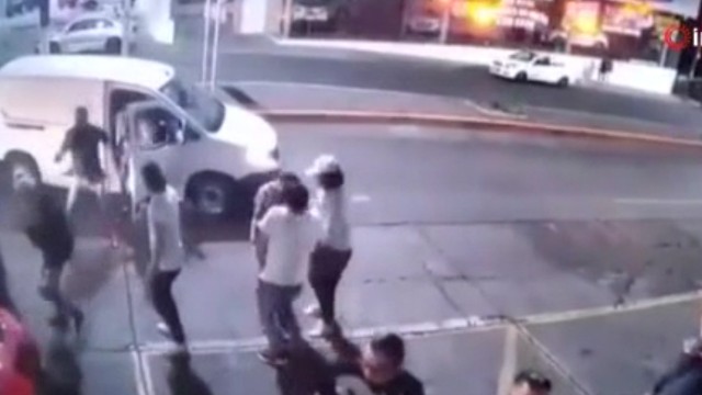 Meksikada gecə klubuna silahlı hücum: Ölənlər var (VİDEO)