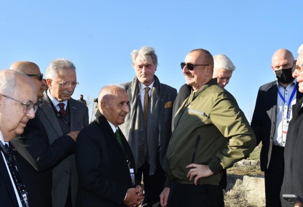 Prezident Cıdır düzündə VIII Qlobal Bakı Forumunun iştirakçıları ilə görüşüb - YENİLƏNİB (FOTOLAR)