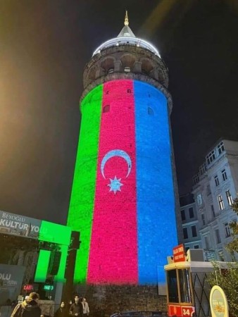 İstanbulun məşhur qülləsi bayrağımızın rənglərinə büründü - FOTO