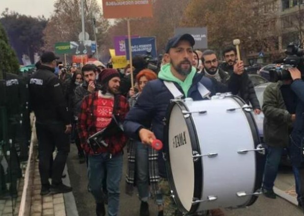 "Gürcüstanda hakim partiya zor gücünə hakimiyyətdə qalıb"- Etirazçılar