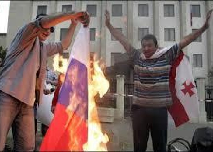 Ukraynalılar Rusiya bayrağını yandırdı- VİDEO