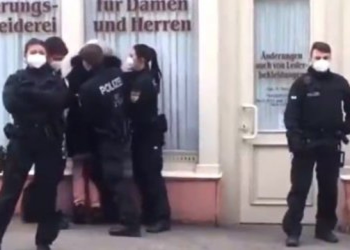 Alman polisi maska taxmayan qocanı zorlaqandalladı