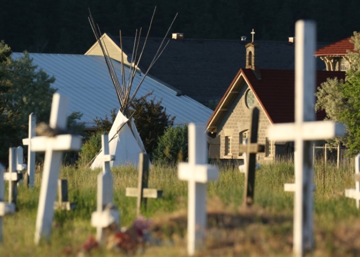 Kanadada kilsədə 93 uşaq məzarı tapıldı
