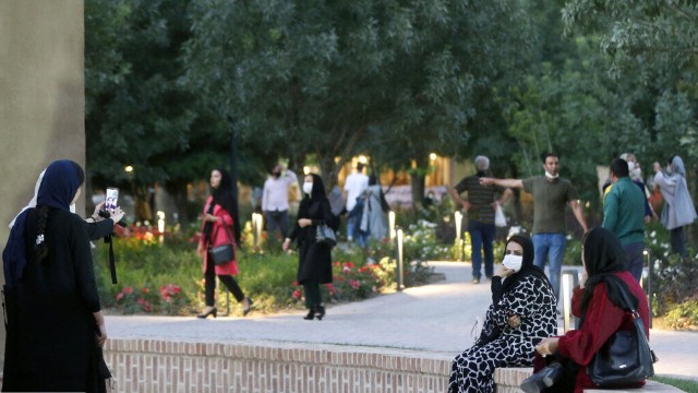 İranda kişilərlə qadınların eyni parkda gəzməsi QADAĞAN EDİLDİ