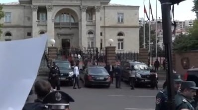 Ermənistanda prezident iqamətgahının qarşısında aksiya keçirilir - VİDEO