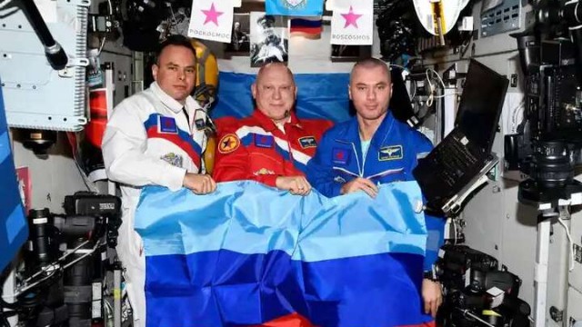 Ruslar kosmik stansiyada qondarma respublikanın bayrağını qaldırdılar - FOTO