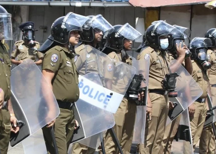 Şri-Lankada etirazçılar Baş nazirin ofisinə girməyə çalışır  - VİDEO