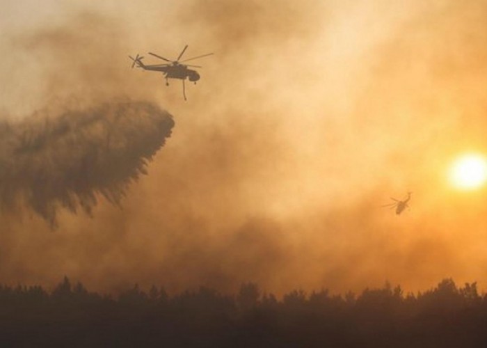 Yunanıstanda yanğınsöndürən helikopter qəzaya UĞRADI