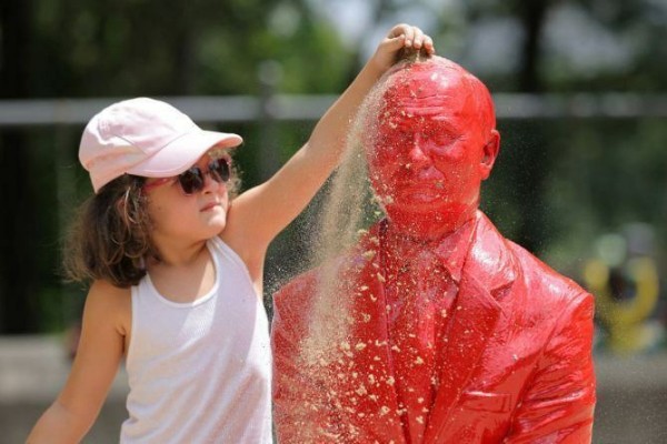 Nyu-Yorkda parka Putinin qanlı heykəli qoyuldu - FOTOLAR