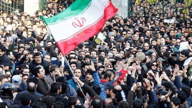 İran polisi etirazçılara atəş açdı - VİDEO