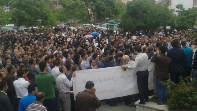 İranda etirazçılar Xameneyin şəklini cırdı - VİDEO