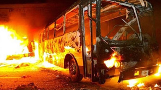Pakistanda sərnişin avtobusu yandı: 10 ölü, 20 yaralı