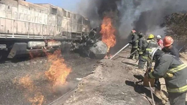Yük tankeri qatarla toqquşdu - 50 avtomobil yandı (VİDEO)