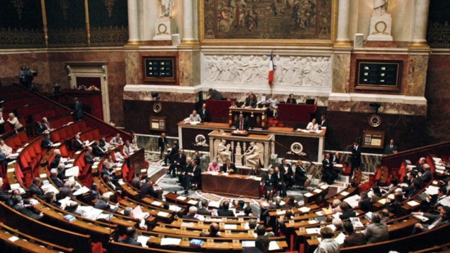 Fransa parlamenti hökumətə etimadsızlıq qətnaməsini rədd etdi