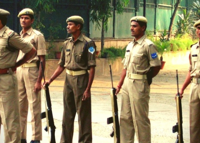 Hindistanda polis sakinlərə atəş açdı - ÖLƏNLƏR VAR