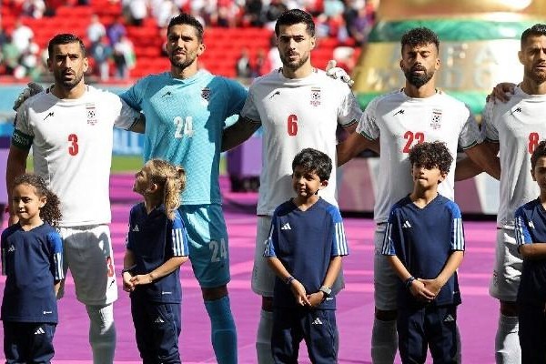 İranlı futbolçular himni oxudu - Azarkeşlər fitə basdı