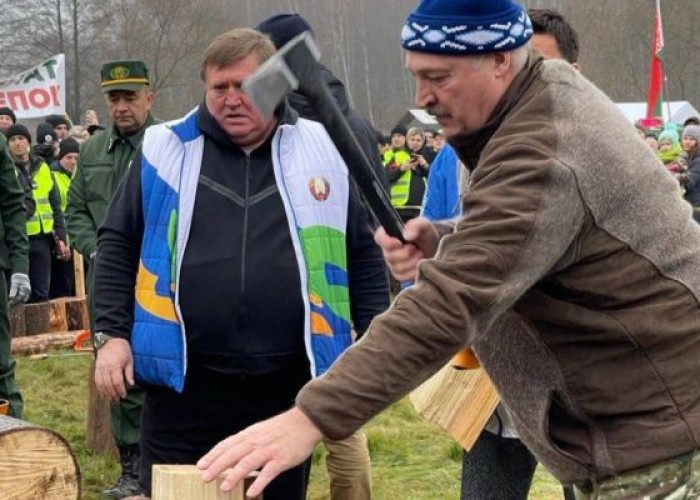 Lukaşenko məmurları balta ilə hədələdi
